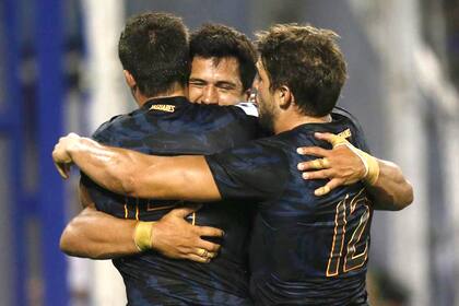 El festejo con Tute Moroni, que marcó dos de los tries de la franquicia argentina