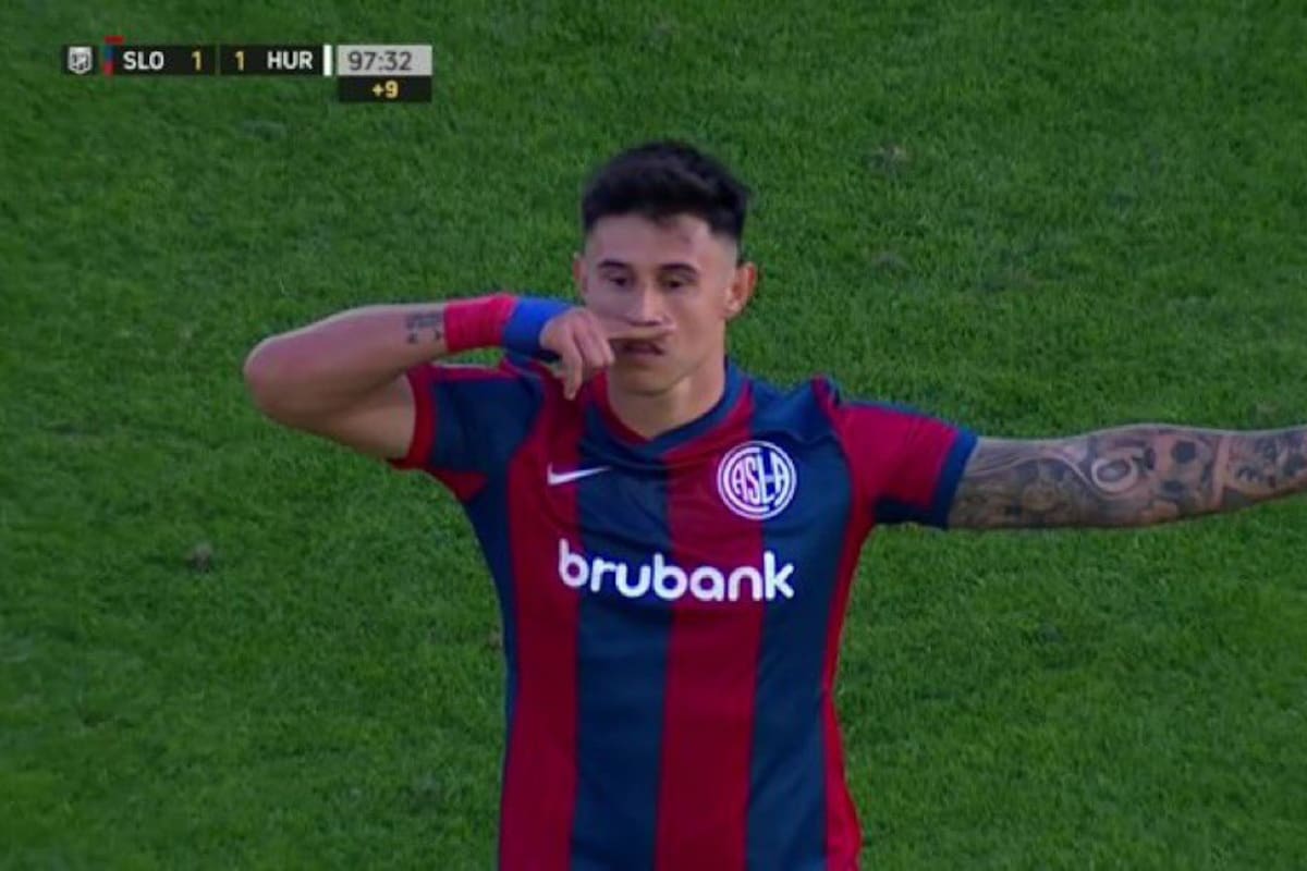 El festejo de Adam Bareiro que desató la bronca de los jugadores de Huracán; el delantero convirtió de penal y consiguió el 1-1 para San Lorenzo a los