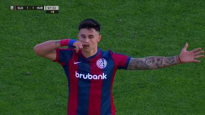 El festejo de Adam Bareiro tras su gol que desató la bronca de los jugadores de Huracán (Captura de TV), en el último clásico