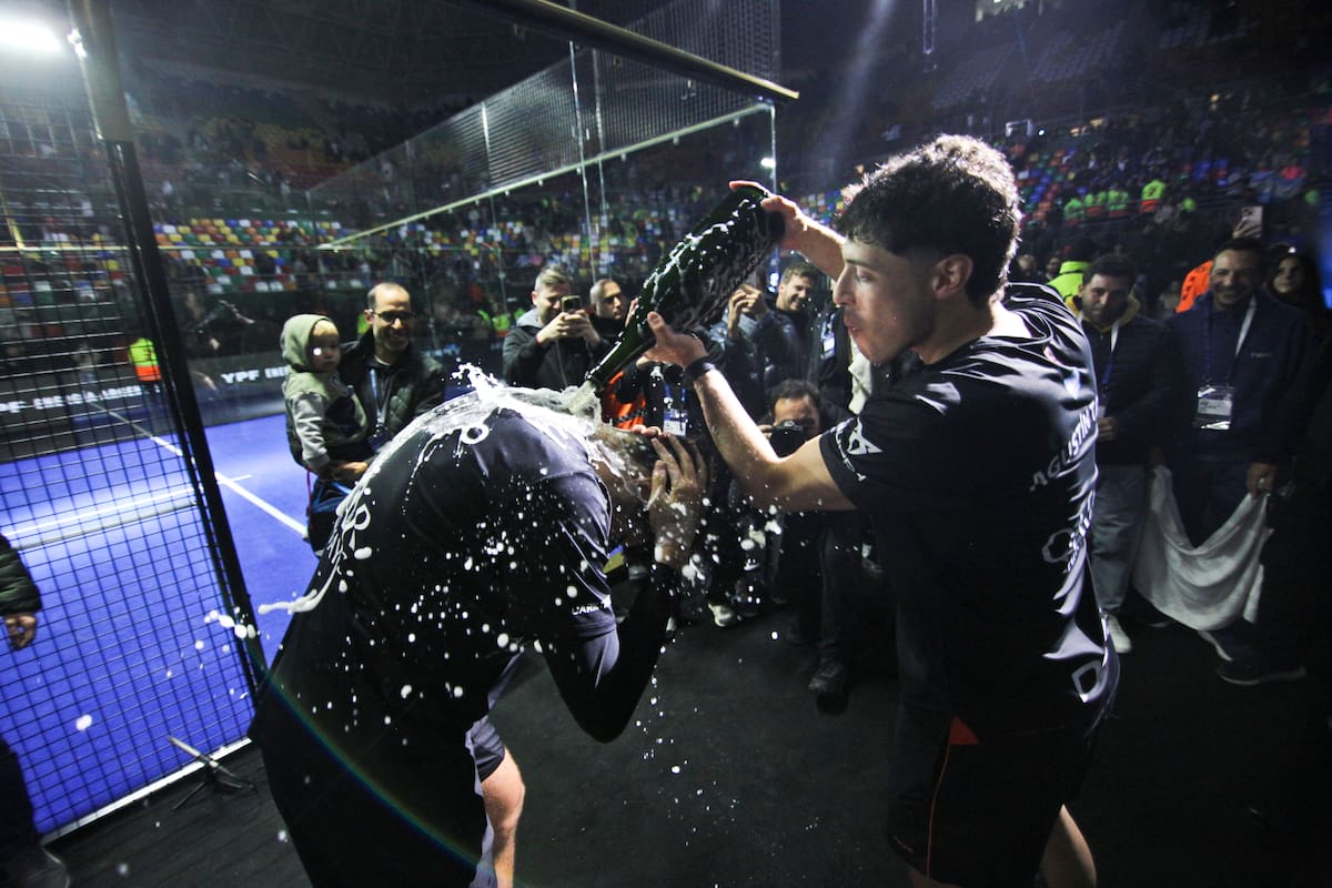 El festejo de Agustín Tapia y Arturo Coello, la mejor pareja del mundo, tras coronarse en el Premier Padel Buenos Aires