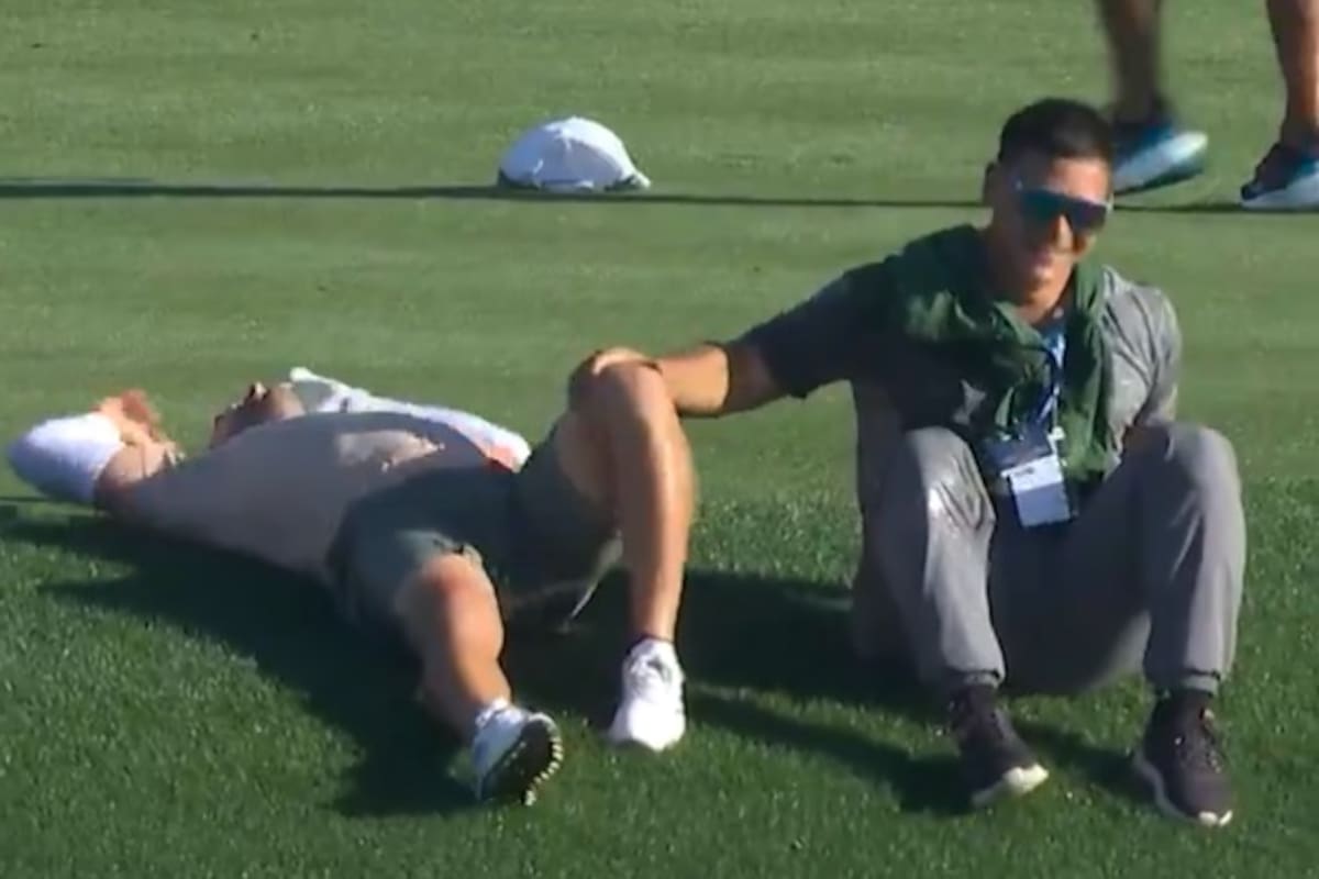 El festejo de Alejandro Tosti con un allegado después de convertir un hoyo en uno en el par 3 del hoyo 17 de The Players