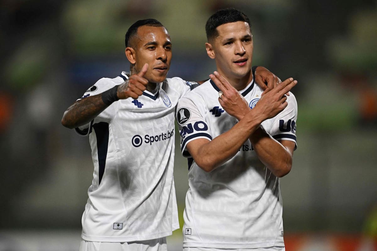 El festejo de Alex Arce (der.), que marcó tres goles para Independiente Rivadavia, junto a Sebastián Villa, su asistidor en el tanto que abrió el marcador en el 4-2 sobre Deportivo La Guaira por la Copa Libertadores
