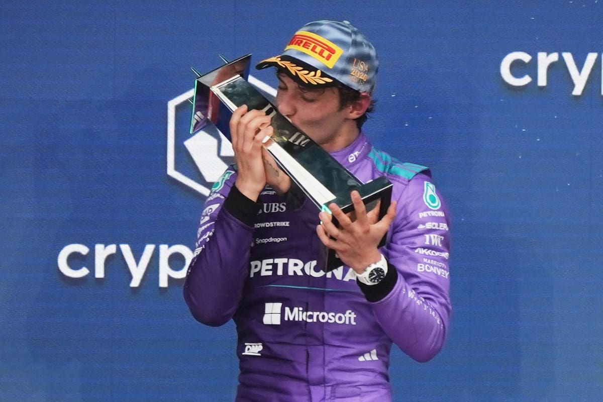 El festejo de Andrea Kimi Antonelli con el trofeo del Gran Premio de Miami, el italiano logró su tercer triunfo consecutivo en la Fórmula 1