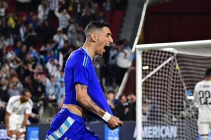 El festejo de Ángel Di María tras su gol de tiro libre ante Costa Rica, el primero por esa vía en la selección argentina