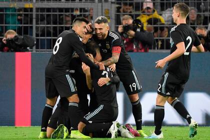 El festejo de Argentina, después del 2-2, anotado por Ocampos.