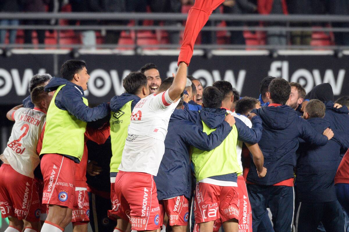 El festejo de Argentinos Juniors en La Plata: sorprendió a Estudiantes