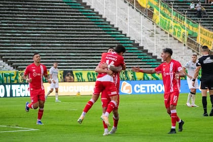 El festejo de Argentinos Juniors en la victoria ante Aldosivi; el Bicho está construyendo una buena campaña