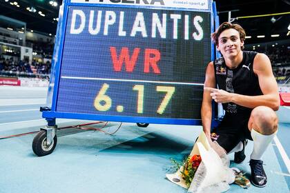 El festejo de Armand Duplantis tras su marca histórica