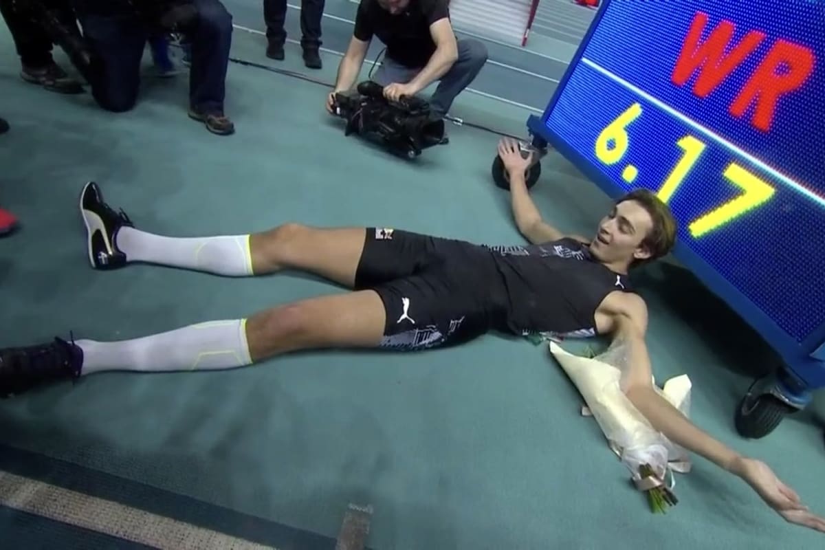 El festejo de Armand Duplantis tras su marca histórica