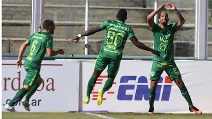 El festejo de Balboa, autor de los dos goles, es el de todo Sarmiento, que ganó su segundo partido en el campeonato