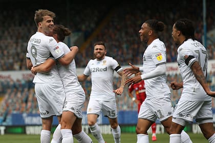 El festejo de Bamford tras anotar el 1-0 contra Fulham; Leeds terminó goleando por 3-0 y se afirmó como líder en el Championship