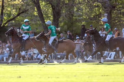 El festejo de Barto Castagnola con Polito Pieres y Jeta Castangola tras la gran victoria
