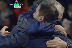 El festejo de Bielsa con su colaborador tras el tercer gol de Leeds