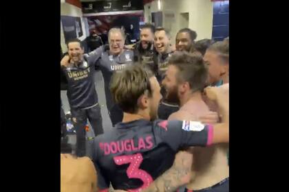 El festejo de Bielsa con su cuerpo técnico y los jugadores dentro del vestuario