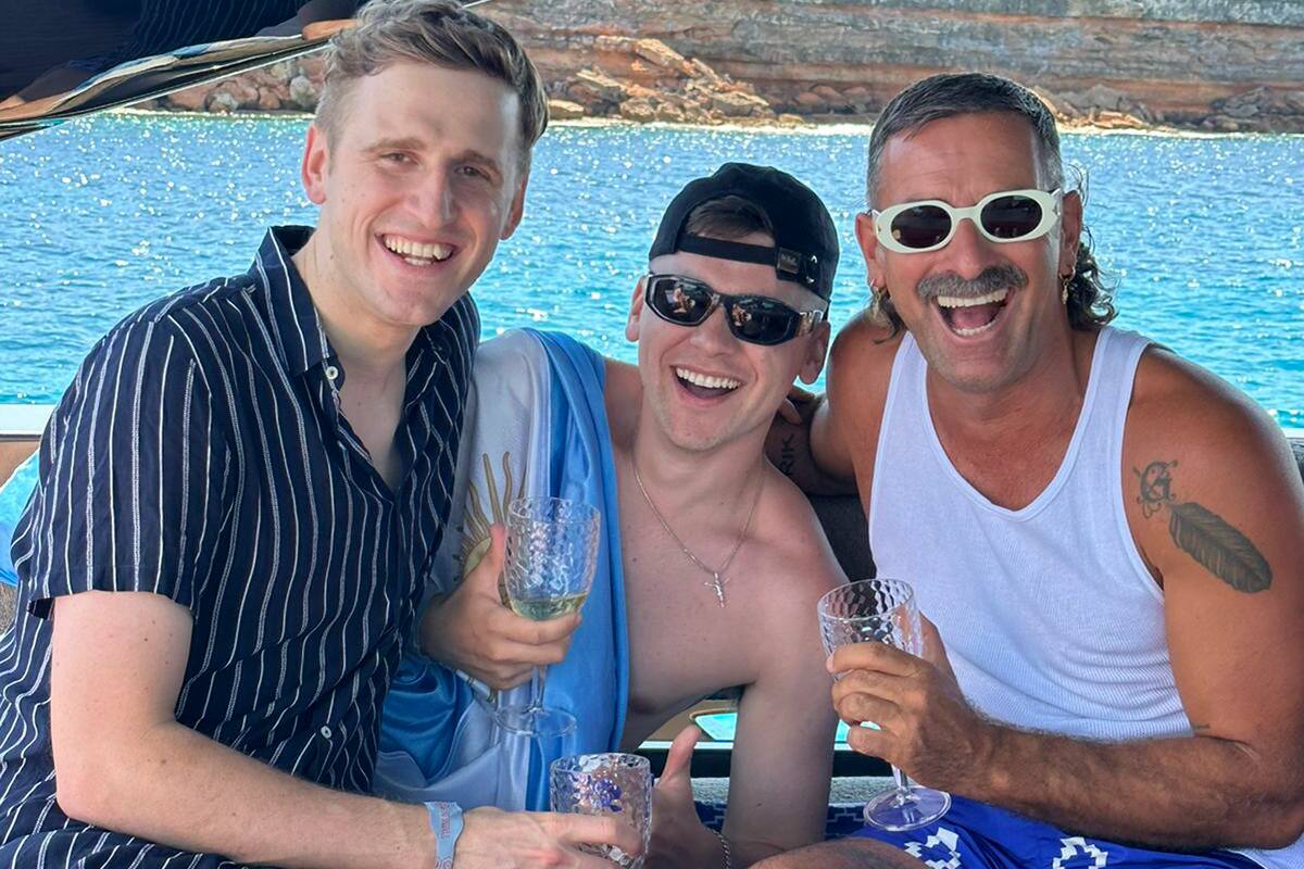 El festejo de Bizarrap en Ibiza con su amigo el cantante Louta y con el empresario y diseñador Marcelo Burlon
