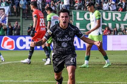 El festejo de Brea, autor del primer gol del Verde en Junín