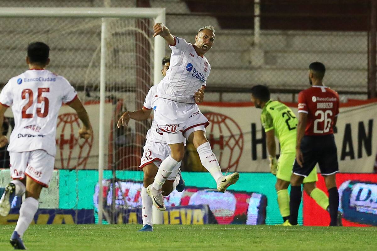 El festejo de Briasco, autor del único gol en la noche de Parque Patricios