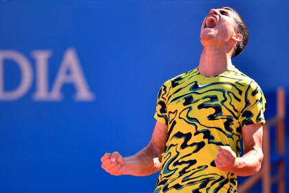 El festejo de Carlos Alcaraz al vencer a Stefanos Tsitsipas y ganar el ATP de Barcelona