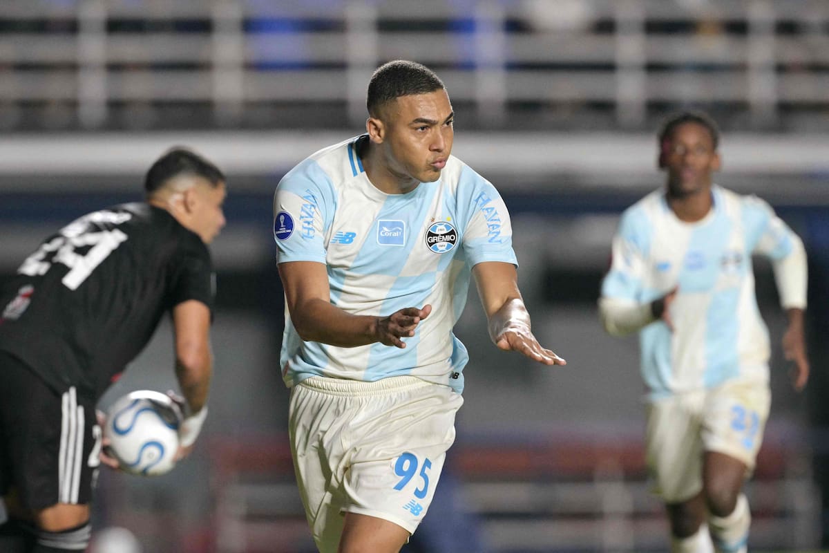 El festejo de Carlos Vinícius que abrió el marcador, de penal, en la goleada de Gremio sobre Deportivo Riestra. (Photo by JUAN MABROMATA / AFP)