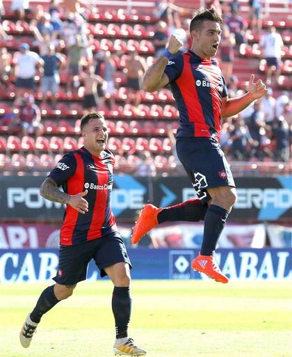 El festejo de Cauteruccio, aufórico, con Mussis; el Ciclón se regaló un buen triunfo