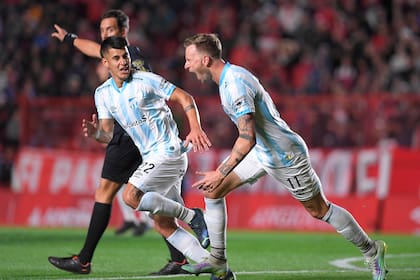El festejo de Cristián Menéndez, acompañado por Joaquín Pereyra (22), en la Paternal; el delantero convirtió los dos goles de Atlético Tucumán, que superó 2-1 a Argentinos y es nuevamente puntero del campeonato