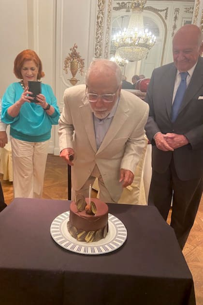 El festejo de cumpleaños de Alieto Guadagni, con Teresa González Fernández y Alberto Taquini. "Mi mujer Nora Luzi se encargó de todo, además hizo todas las fotos para mandarle a mis hijos", destacó el economista.