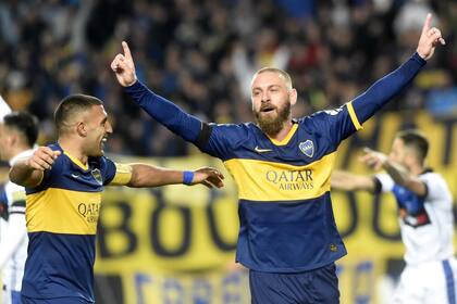 El festejo de Daniele de Rossi tras su primer gol con la camiseta azul y oro