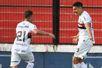 El festejo de Denis Rodríguez con Rodrigo Salinas, autor del primer gol de Newells