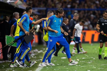 El festejo de Diego Martínez tras la victoria de Boca sobre San Lorenzo por 2-1