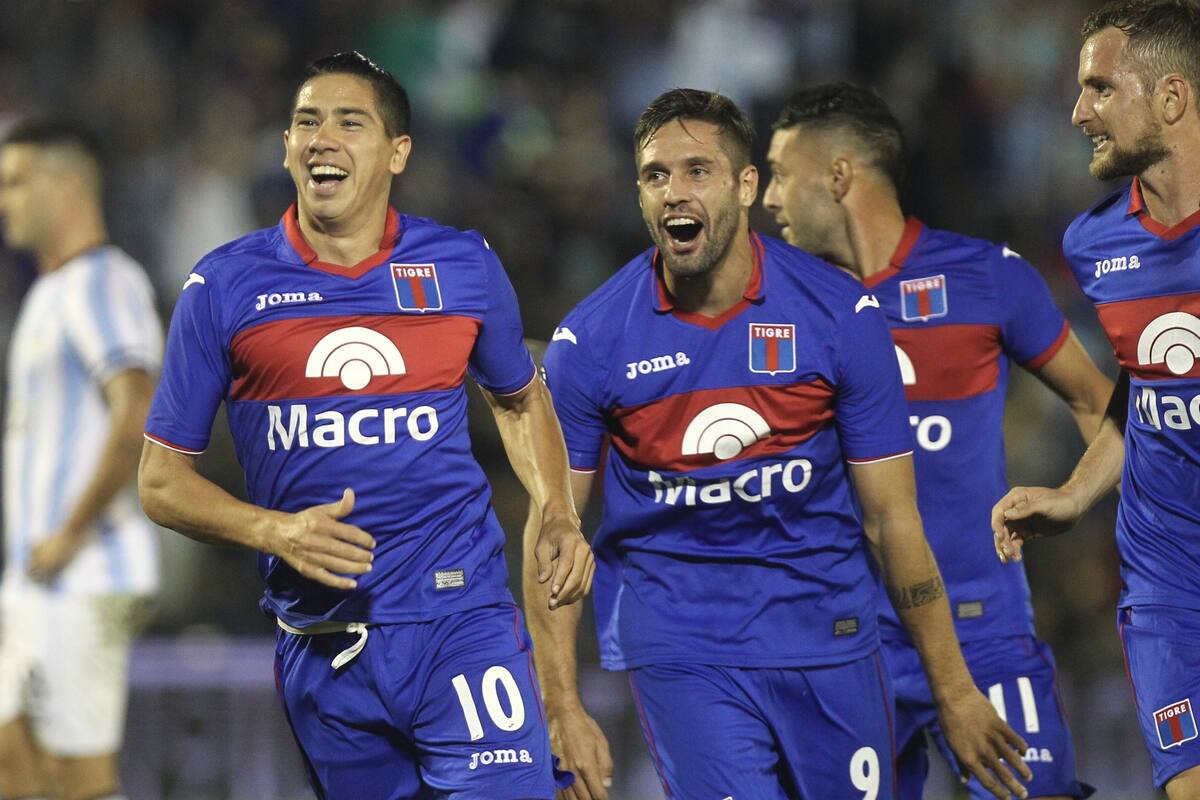 El festejo de Diego Morales, Federico González y Lucas Janson, en el 5-0 sobre el Decano