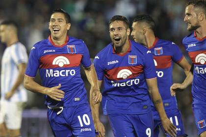 El festejo de Diego Morales, Federico González y Lucas Janson, en el 5-0 sobre el Decano