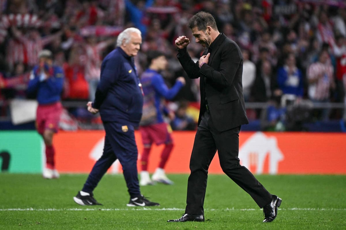 El festejo de Diego Simeone tras el final del partido y la clasificación de Atlético de Madrid, pese a haber caído por 2-1 ante Barcelona en su estadio; el colchonero es semifinalista de la Champions League.