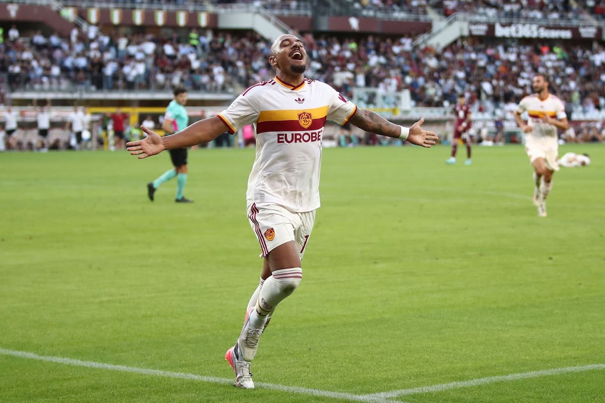 El festejo de Donyell Malen en el último partido de Roma ante Torino: es el máximo goleador del año en Europa