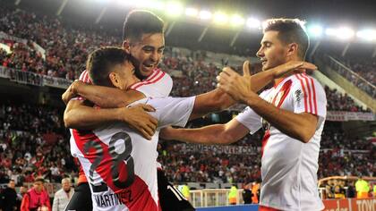 El festejo de Driussi y Alario con Martínez Quarta tras el tercer gol de River