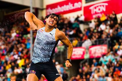 El festejo de Duplantis tras hacer 6,16m