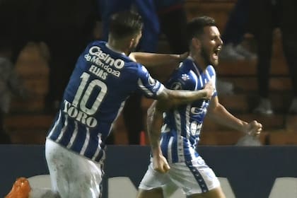 El festejo de Elías y Ángel González en el 1-0 del Tomba