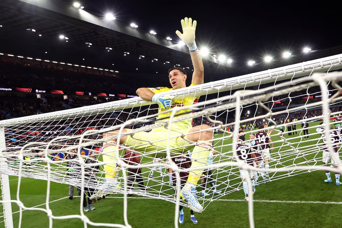 El festejo de Emiliano Martínez tras meterse en la final de la Europa League con Aston Villa