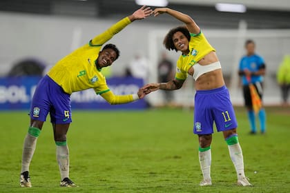 El festejo de Endrick y Biro (11), que recibió del número 9 y le dio la victoria a Brasil sobre el final del partido ante Venezuela