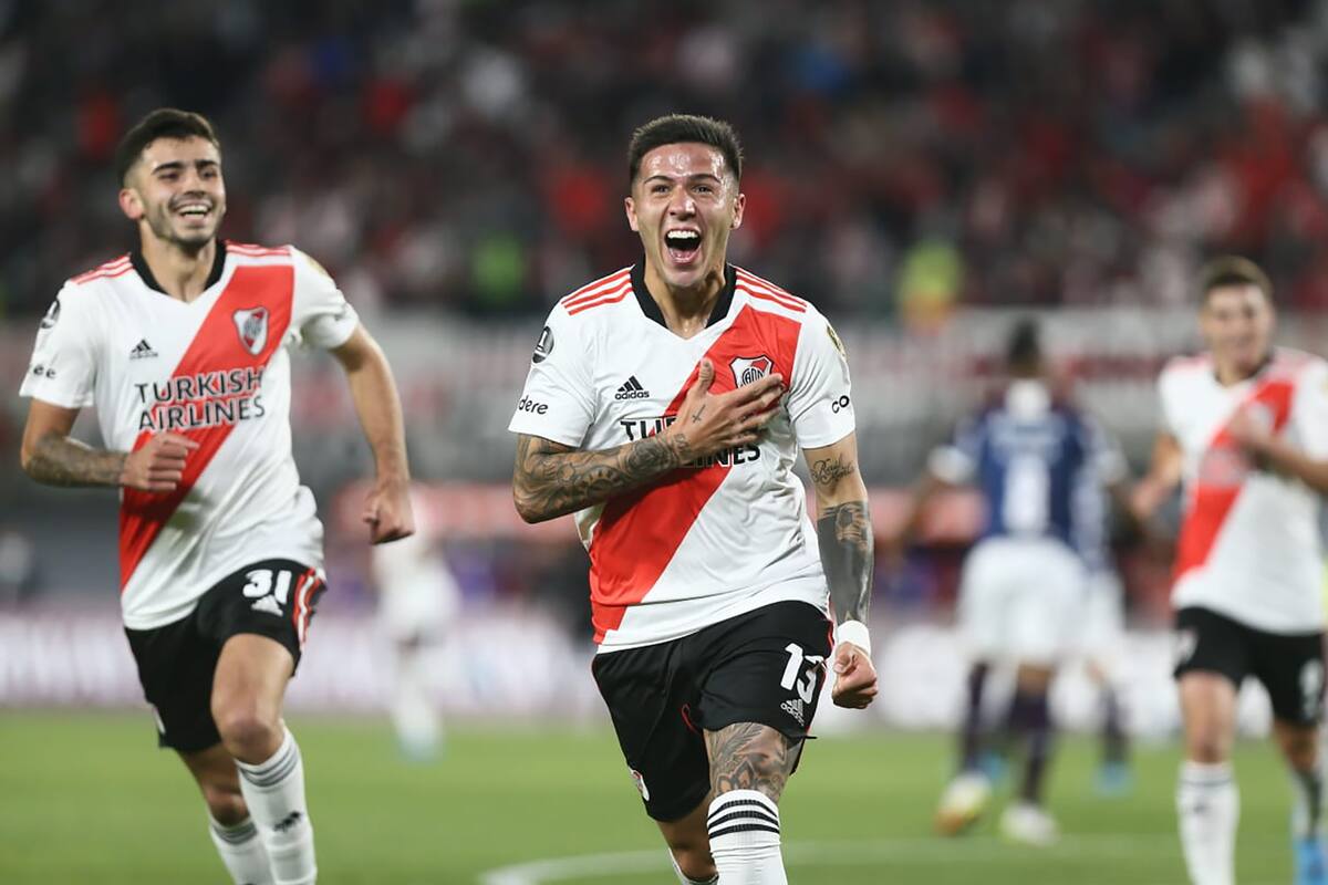El festejo de Enzo Fernández, autor del 1-0 en la victoria de River sobre Fortaleza