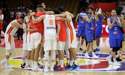 El festejo de España, tras su victoria ante Italia