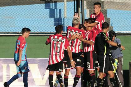 El festejo de Estudiantes ante Arsenal
