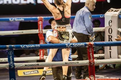 El festejo de Evelin Bermúdez, en el ring del Luna Park, tras reconquistar los títulos minimosca de la OMB y la FIB. Foto: @orpromotions