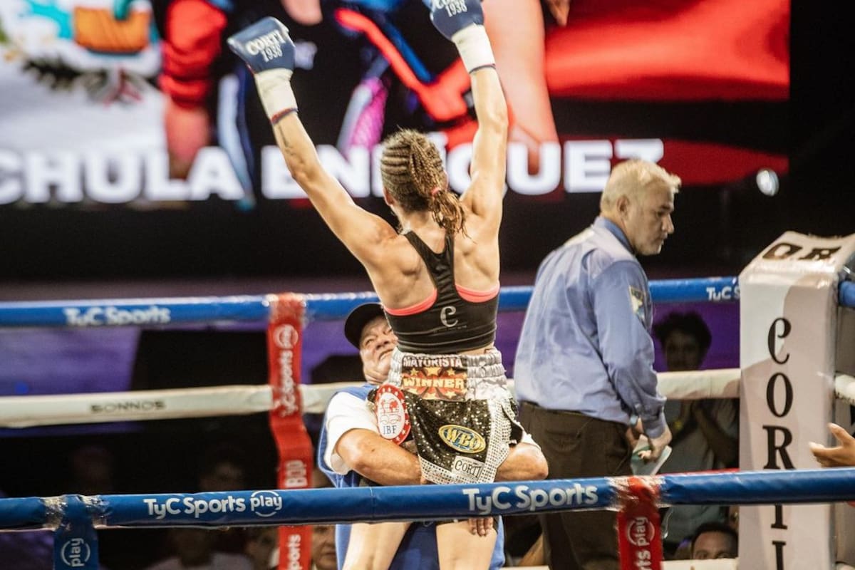 El festejo de Evelin Bermúdez, en el ring del Luna Park, tras reconquistar los títulos minimosca de la OMB y la FIB. Foto: @orpromotions