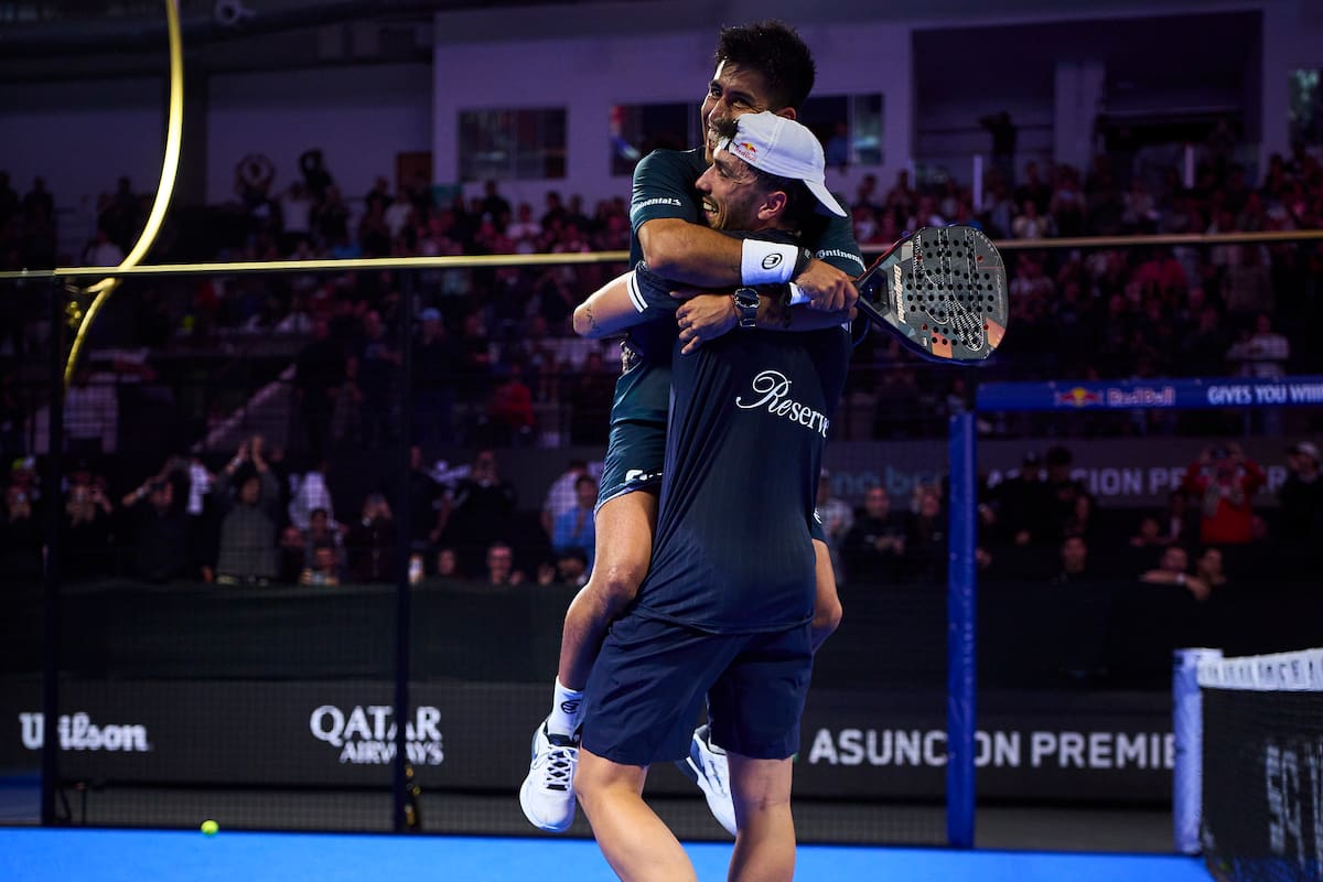 El festejo de Federico Chingotto en andas de Alejandro Galán tras coronarse en el Premier Padel de Paraguay Foto: Mariano Castro / PREMIER PADEL