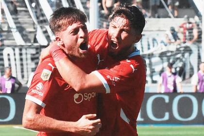El festejo de Federico Vera y el chileno Felipe Loyola, en el triunfo de Independiente vs. Talleres