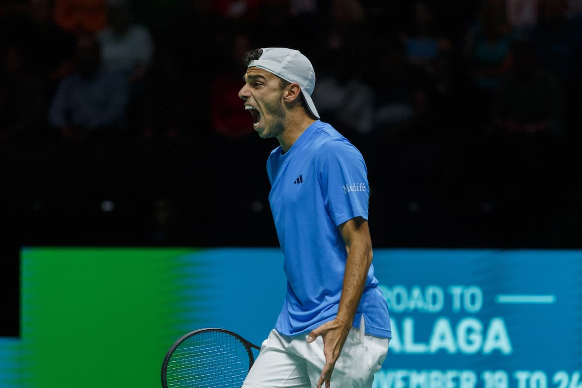 El festejo de Francisco Cerúndolo, que venció a Jack Draper y cerró la serie de la fase de grupos de las Finales de la Copa Davis ante Gran Bretaña, en Manchester