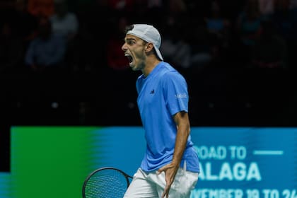 El festejo de Francisco Cerúndolo, que venció a Jack Draper y cerró la serie de la fase de grupos de las Finales de la Copa Davis ante Gran Bretaña, en Manchester