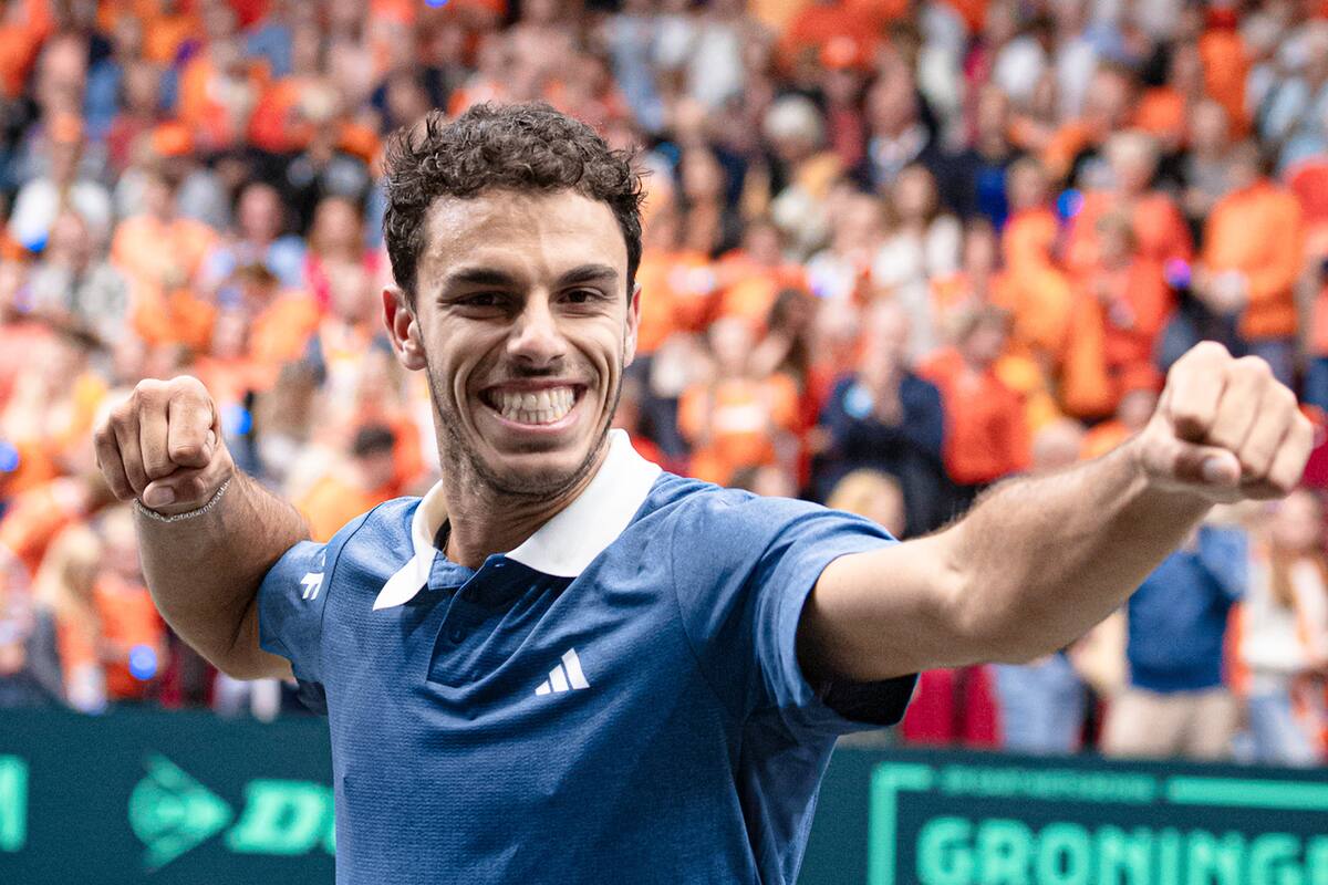 El festejo de Francisco Cerúndolo tras ganar el segundo punto de la serie de Copa Davis entre la Argentina y Países Bajos, en Groningen