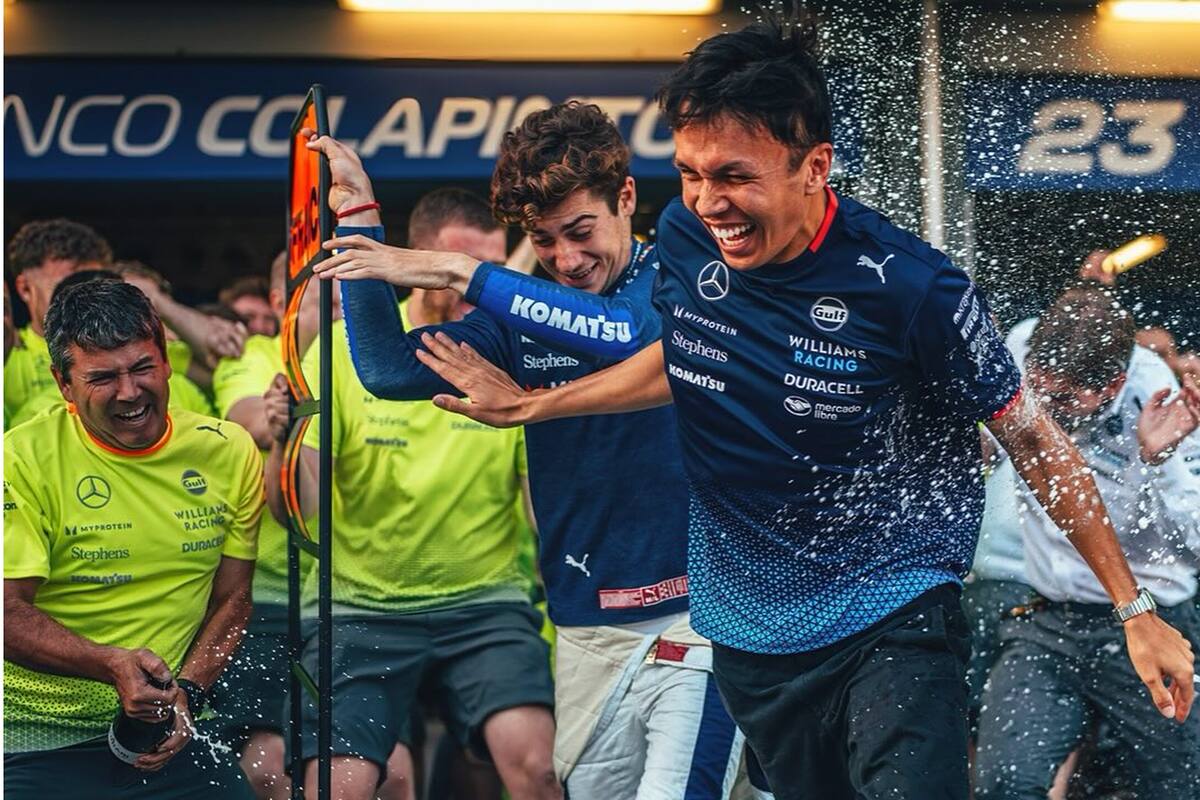 El festejo de Franco Colapinto, Alex Albon, James Vowles (atrás) y mecánicos e ingenieros de Williams en Bakú, donde el argentino y el tailandés-británico resultaron 8º y 7º; fue el mejor momento de la escudería en el año.