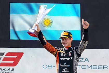 El festejo de Franco Colapinto en Monza, su segundo triunfo en la Fórmula 3 en 2022; el piloto argentino y el desafío de reunir un presupuesto de 3.800.000 dólares para avanzar en el sueño de la Fórmula 1